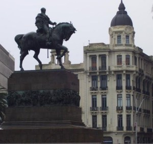 Monumento a José Gervasio Artigas en Montevideo. Artigas fue uno de los primeros defensores del unionismo hispanoamericano.
