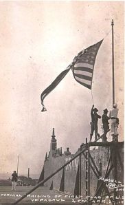 Marines izando la bandera de Estados Unidos durante la ocupación militar de Veracruz el 27 de abril de 1914