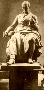 Estatua de mármol de Andrés Bello, obra de Nicanor Plaza, estuvo medio siglo frente al Congreso de Chile, fue trasladada en 1931 a la Universidad.