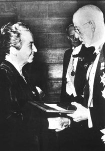 Gabriela Mistral recibiendo el Premio Nobel de Literatura en 1945.
