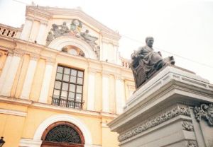 Vista de la Casa Central de la Universidad de Chile, con la estatua de Andrés Bello.